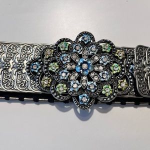 Belt , vintage in excellent condition. Beautiful rhinestone buckle . Not heavy .
